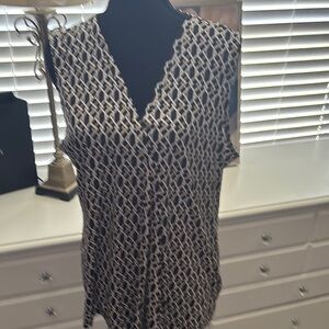 Women's Black and White Sleeveless Top